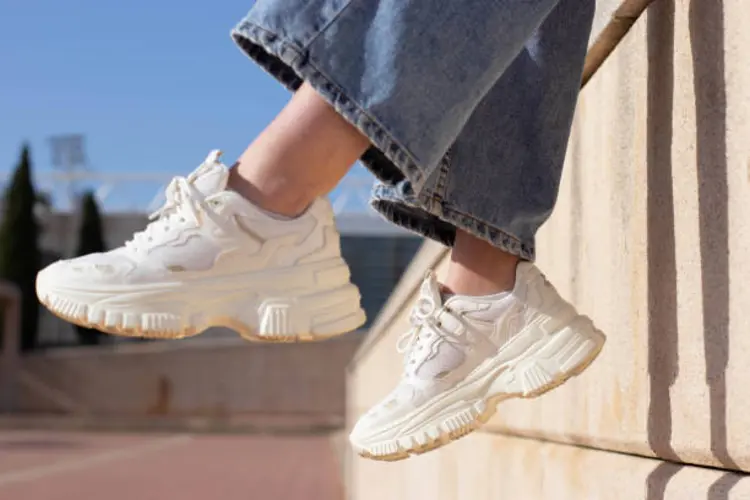 5 Rekomendasi Sneakers Putih Wanita Korea Kekinian yang Wajib Dipunya