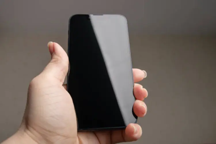 7 Alasan Kenapa Privacy Tempered Glass Penting untuk Layar HP Kamu