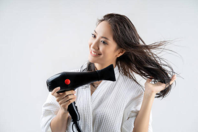 wanita asia mengeringkan rambut anda setelah mandi - hair dryer potret stok, foto, &amp; gambar bebas royalti