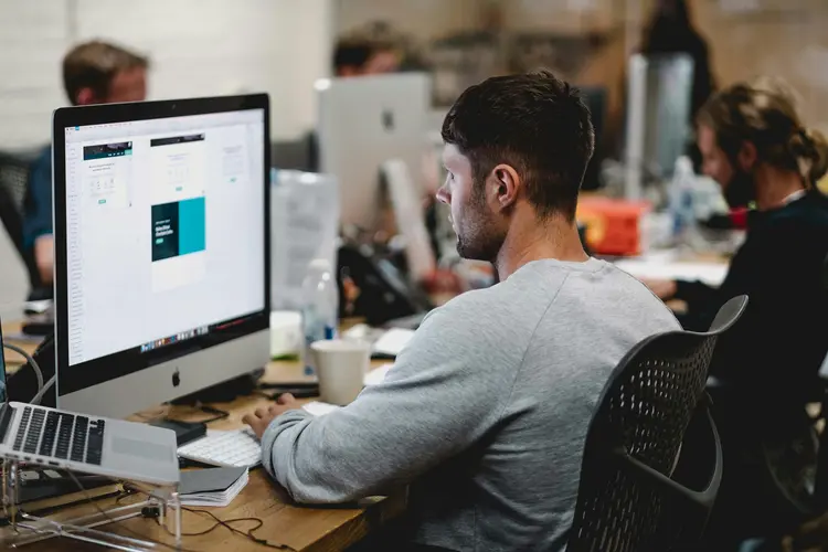 Jangan Sampai Belang! Rahasia Color Matching dan Ergonomi di Setup Monitor Ganda