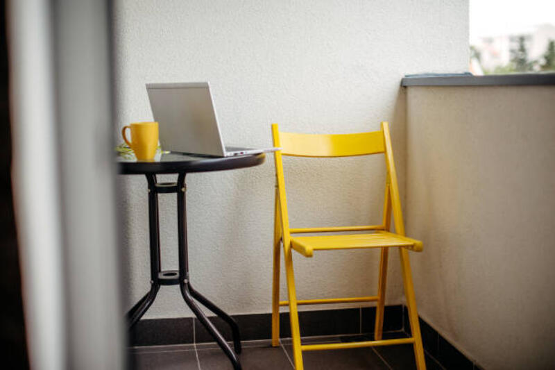 kuning - kursi lipat kayu balkon potret stok, foto, &amp; gambar bebas royalti