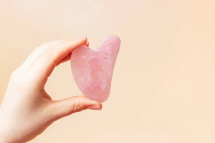 Mengenal Gua Sha, Salah Satu Alat Perawatan Wajah yang Makin Populer
