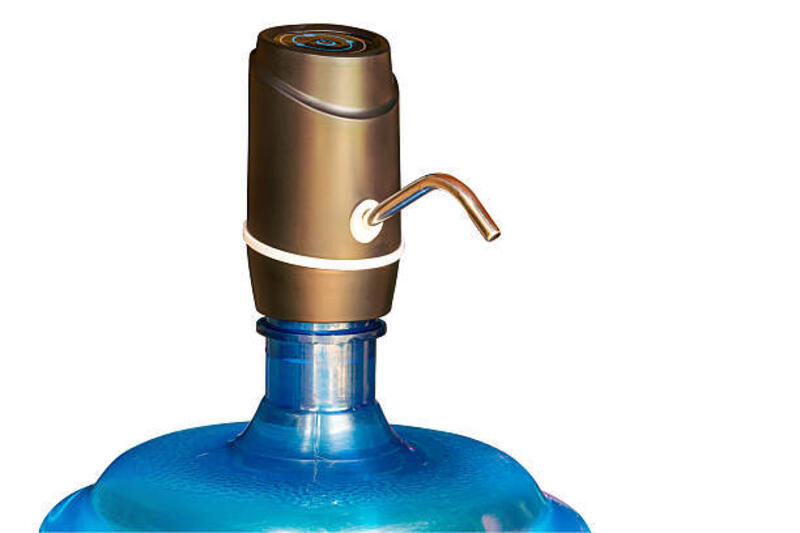 pompa air listrik mini dipasang pada botol galon besar yang diisolasi dengan latar belakang putih. - pompa galon elektrik potret stok, foto, &amp; gambar bebas royalti