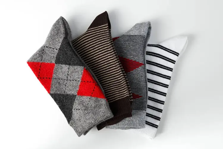 Biar Gak Gampang Melar, Ikuti 5 Cara Merawat Kaos Kaki Ini!