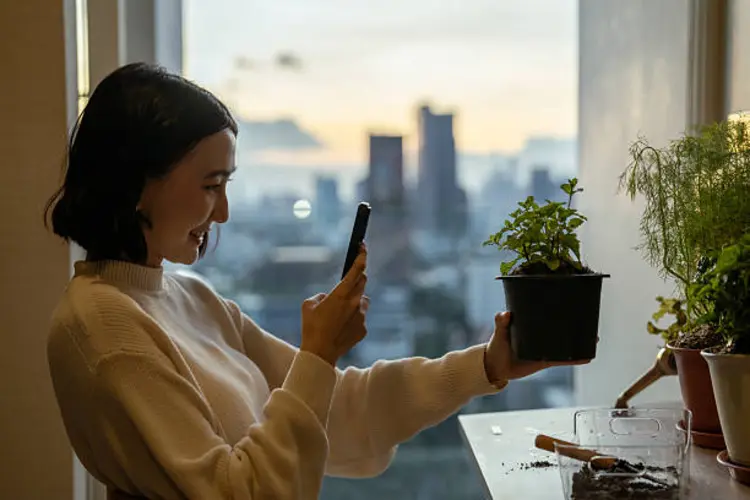 Bukan Gimbal, Bukan Tongsis! Alat Ini Bantu Ngonten di Smartphonemu Lebih Stabil dan Nyaman