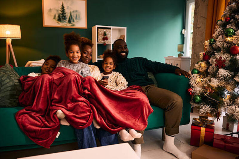 keluarga afrika-amerika merayakan natal menonton tv di rumah - throw blanket natal potret stok, foto, &amp; gambar bebas royalti