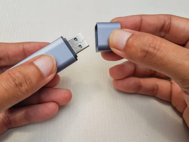 tangan memegang pembaca kartu - flashdisk usb 3.2 potret stok, foto, & gambar bebas royalti