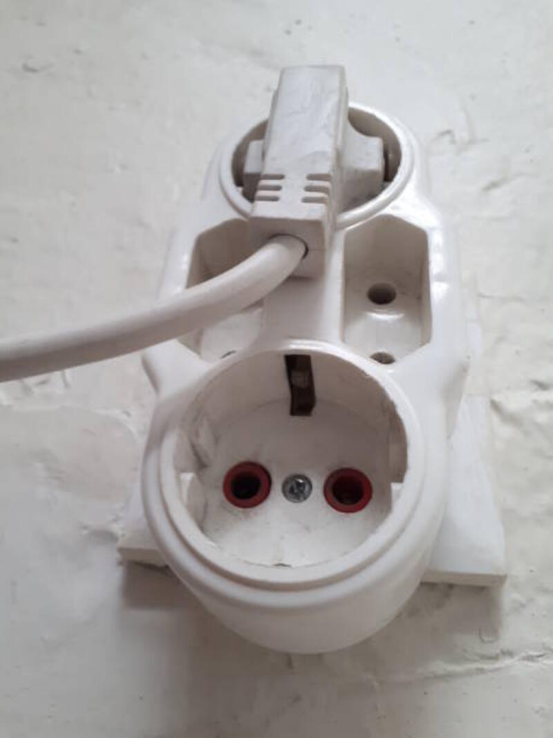 Colokkan terpasang ke soket listrik