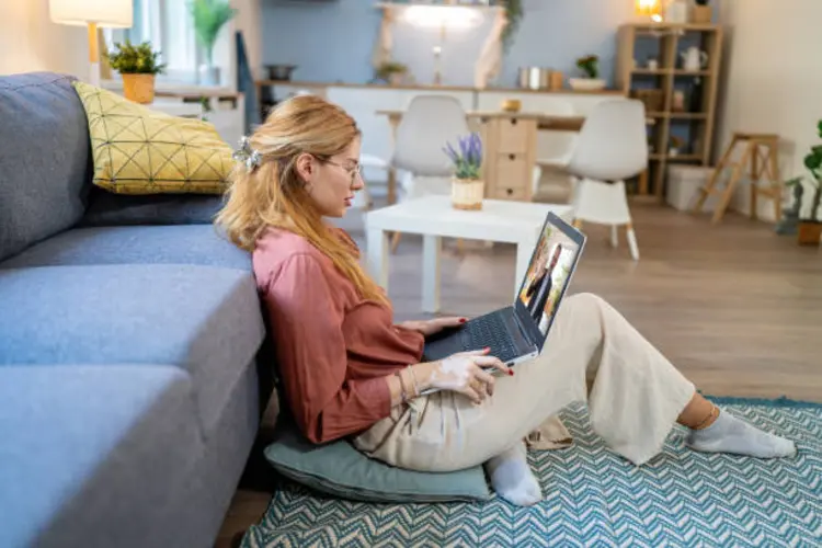 Kamera Laptop Jelek Kualitasnya? Ini Solusi Praktis Biar Jernih Saat Meeting Online