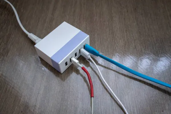 Charger Multi Port, Cara Simpel Bikin Meja Kerja Bebas Berantakan