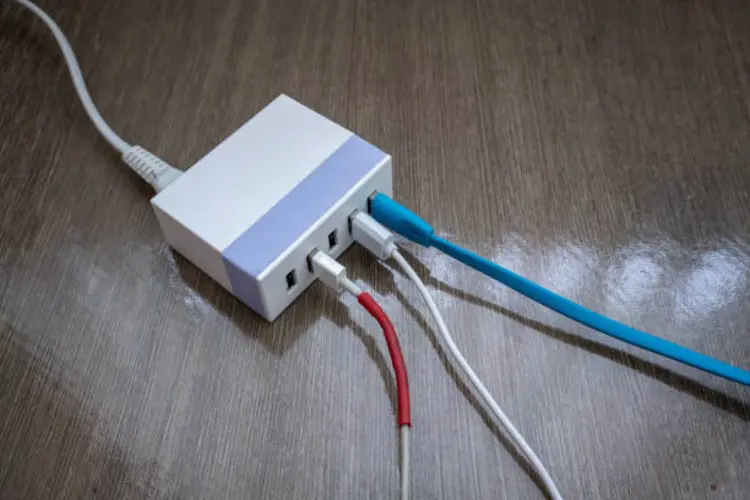 Charger Multi Port, Cara Simpel Bikin Meja Kerja Bebas Berantakan
