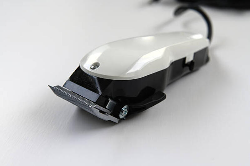 gunting rambut listrik terisolasi pada latar belakang putih - alat pencukur rambut potret stok, foto, &amp; gambar bebas royalti