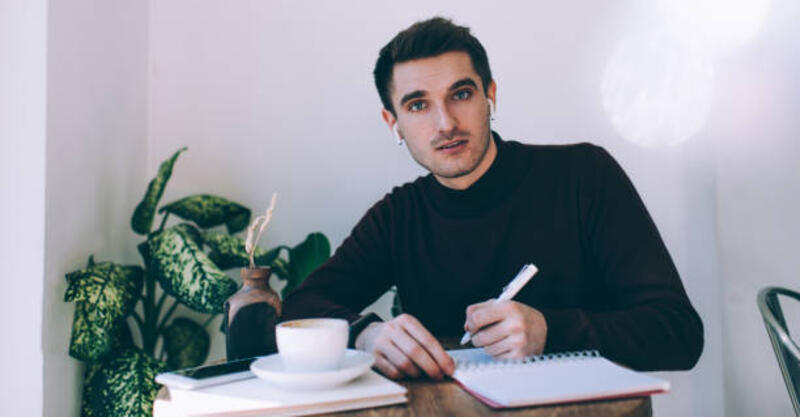 pengusaha serius menulis rencana di perencana harian sambil minum kopi - tws potret stok, foto, &amp; gambar bebas royalti