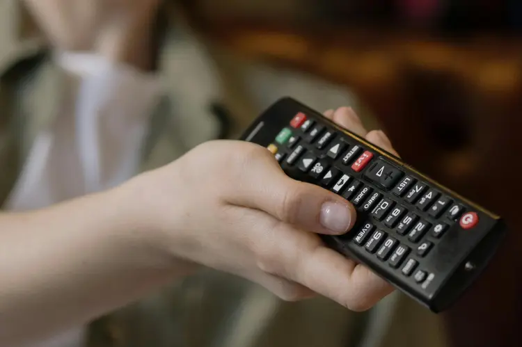 Jangan Panik Saat Remote Mati! Kenapa Baterai Isi Ulang Wajib Ada di Setiap Rumah