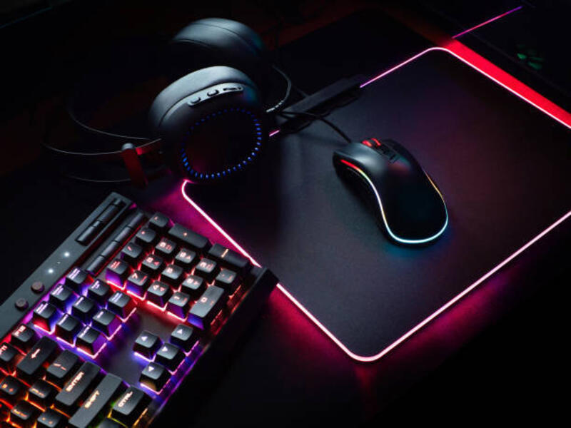 konsep-ruang-kerja-gamer-tampilan-atas-roda-gigi-game-mouse-keyboard-dengan-warna-rgb-joystick.jpg (612×459)