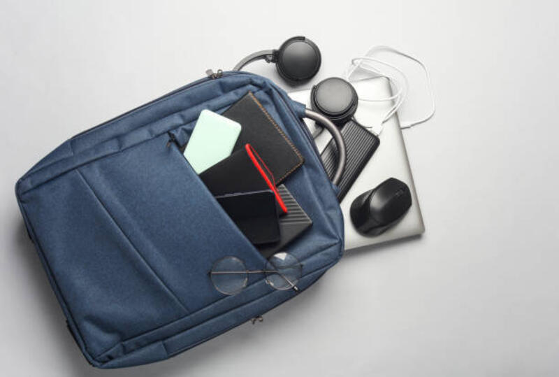 laptop dengan gadget dan aksesori modern untuk bekerja dan belajar di ransel dengan latar belakang putih. - powerbank inside backpack potret stok, foto, &amp; gambar bebas royalti