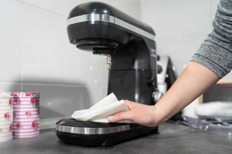 close-up-di-tangan-wanita-tak-dikenal-wanita-kaukasia-wanita-menyeka-pembersih-stand-mixer-di.jpg (612×408)
