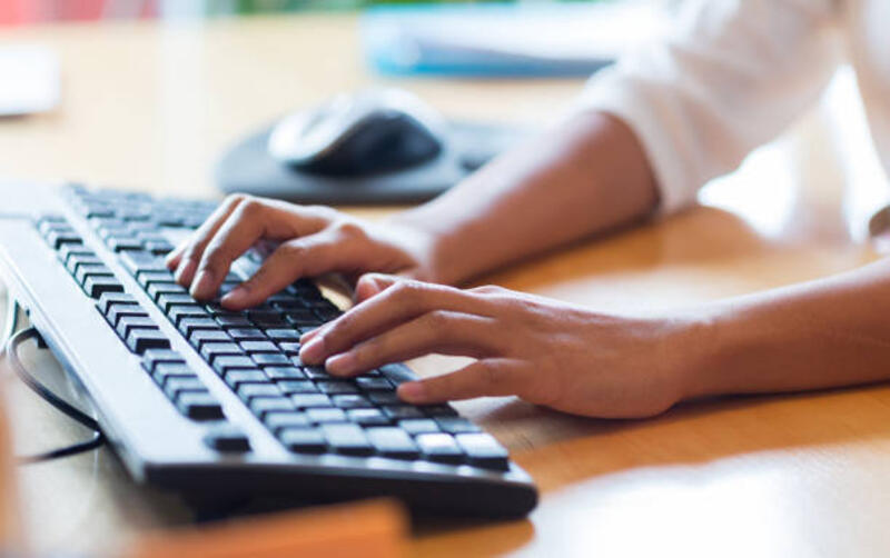 close up dari tangan wanita mengetik pada keyboard - keyboard potret stok, foto, & gambar bebas royalti