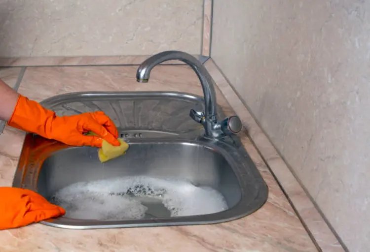 7 Tips Mencegah Kerak agar Tidak Mudah Muncul di Kamar Mandi dan Dapur