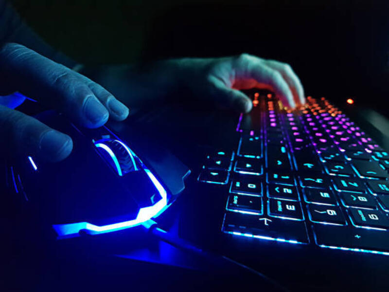 gamer memainkan game multipemain di lan party - gaming mouse potret stok, foto, & gambar bebas royalti
