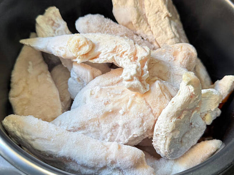 gambar tender ayam beku di airfryer / memasak dada ayam tanpa lemak, makan sehat, persiapan makanan berprotein tinggi - frozen food airfryer potret stok, foto, &amp; gambar bebas royalti