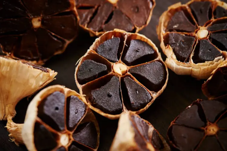 Apa Sebenarnya Manfaat Black Garlic dan Kenapa Banyak Orang Mulai Mencobanya?
