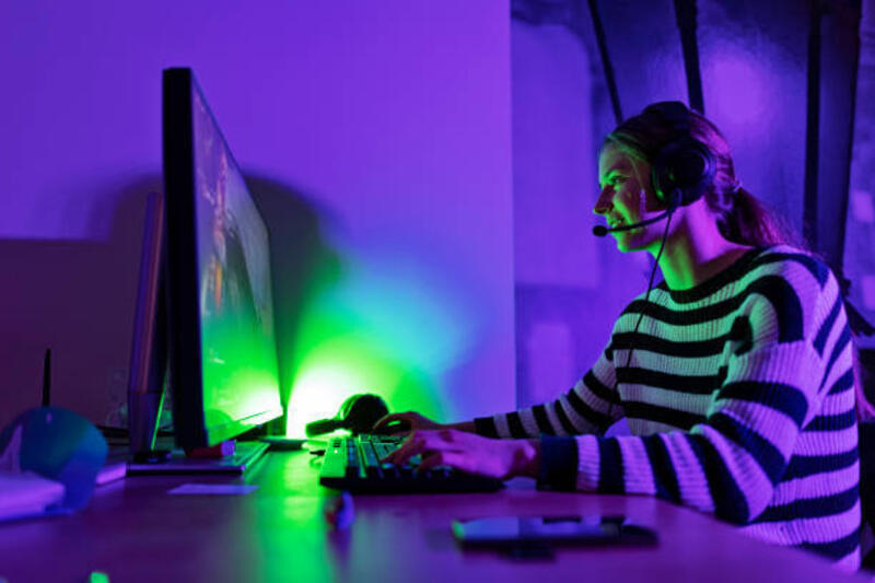 gadis remaja bermain game online multipemain menggunakan pc desktop - pc gamers potret stok, foto, & gambar bebas royalti