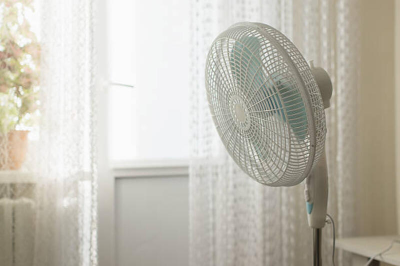 kipas-listrik-di-kamar-tidur-panas-musim-panas.jpg (612×408)