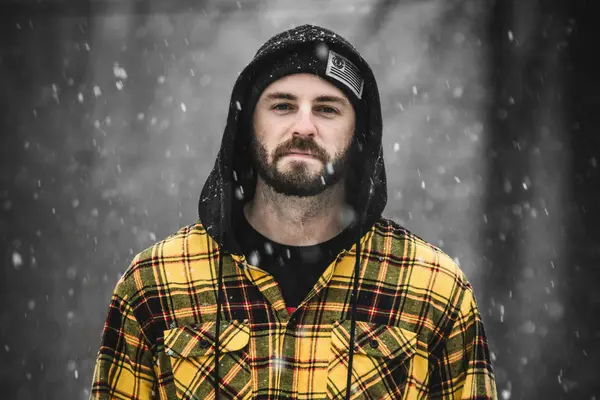 Flannel Pria Tidak Hanya Santai, Ini Cara Biar Outfitmu Lebih Berkarakter