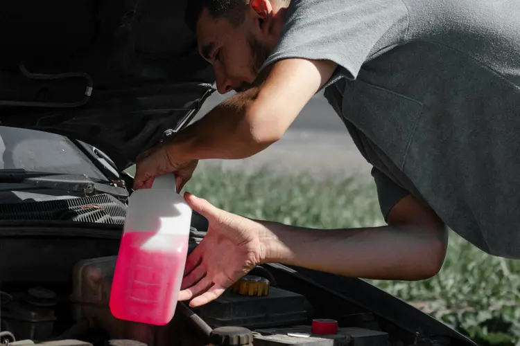 5 Kesalahan Fatal Saat Mengisi Coolant Radiator yang Harus Dihindari