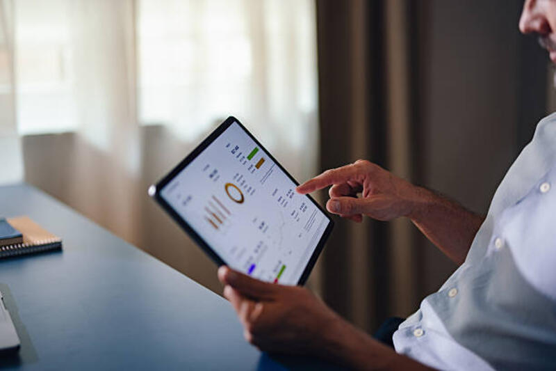 pria-menggunakan-tablet-di-kantor-rumah-dengan-laporan-bisnis-ditampilkan.jpg (612×408)