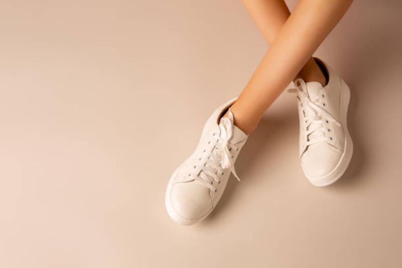 sepatu-sepatu-kets-putih-dan-kaki-gadis-di-latar-belakang-telanjang-alas-kaki-kasual.jpg (612×408)