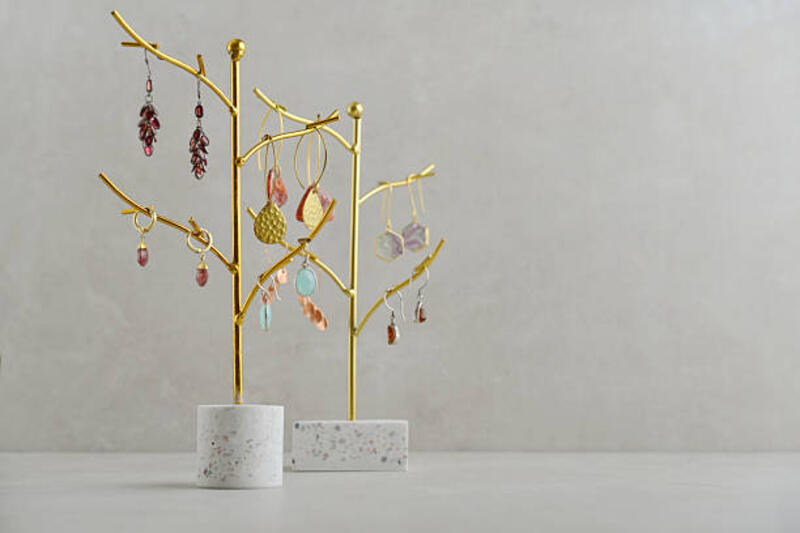 modern-stands-for-jewelry-in-shape-of-trees.jpg (612×408)