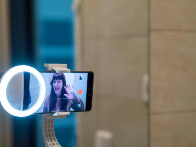 Influencer merekam video di smartphone