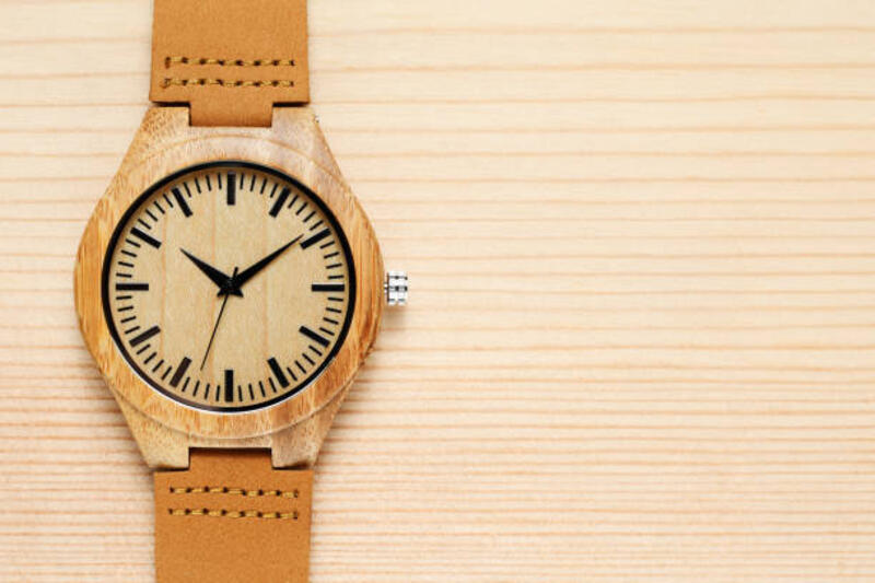 jam tangan kayu di latar belakang kayu - wooden watch potret stok, foto, & gambar bebas royalti