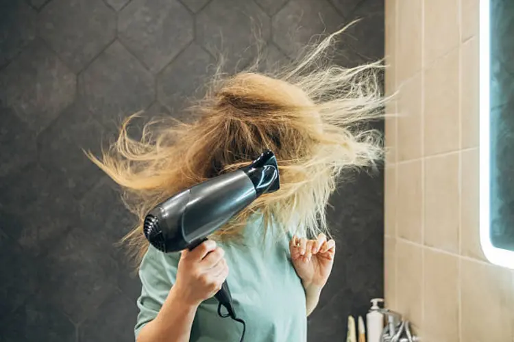 Tips Mengurangi Kerusakan Rambut Akibat Penggunaan Hair Dryer Setiap Hari