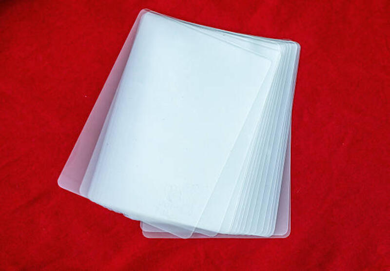 kantong laminasi ukuran 3r terisolasi pada latar belakang merah - mesin laminating potret stok, foto, &amp; gambar bebas royalti