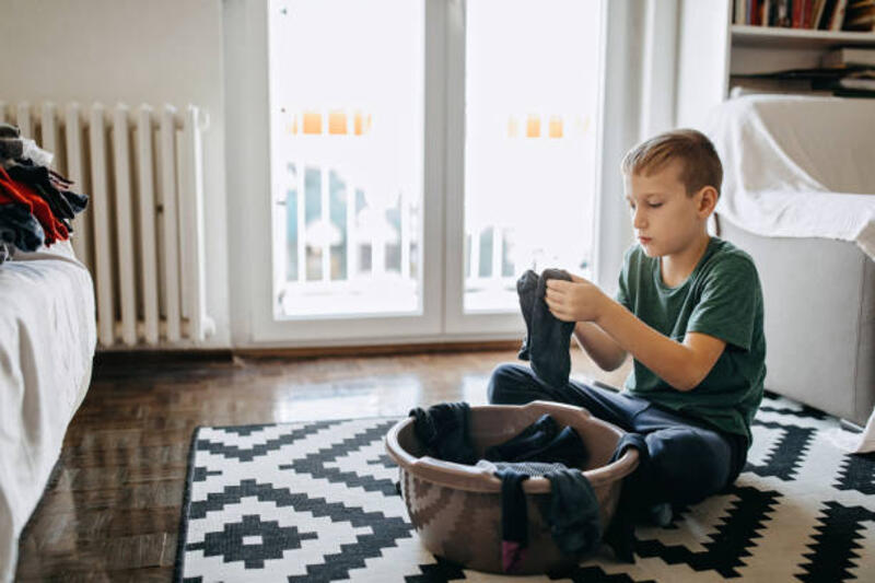 anak laki-laki melipat pakaian - melipat kaos kaki potret stok, foto, &amp; gambar bebas royalti