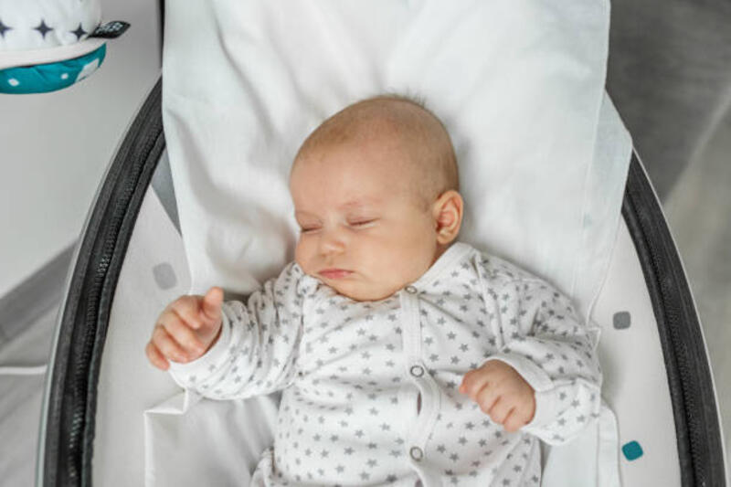 Bayi lucu sedang tidur di kamar tidur. Konsep bayi baru lahir, keluarga dan cinta