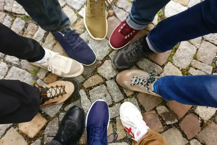 Sepatu Keren Tapi Sering Bikin Sakit? Pakai Trik Sederhana Ini