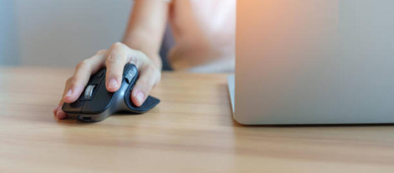 tangan wanita menggunakan mouse vertikal ergonomis selama bekerja di meja yang dapat disesuaikan, mencegah nyeri pergelangan tangan. de quervain s tenosynovitis, intersection symptom, carpal tunnel atau konsep sindrom office - ergonomic mouse potret stok, foto, & gambar bebas royalti