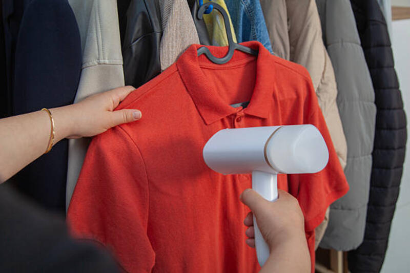 wanita menyetrika pakaian dengan setrika uap - iron steamer potret stok, foto, &amp; gambar bebas royalti