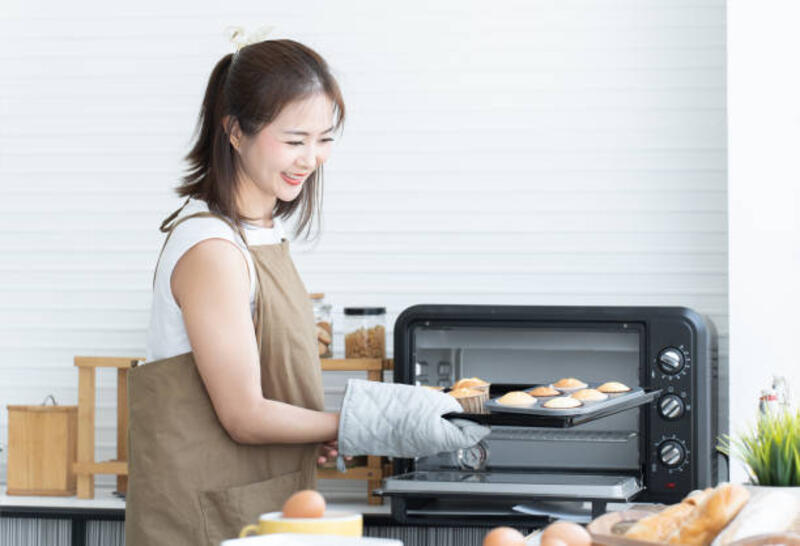 wanita-asia-mengenakan-celemek-dan-sarung-tangan-mengambil-nampan-dengan-cupcakes-segar-atau.jpg (612×418)