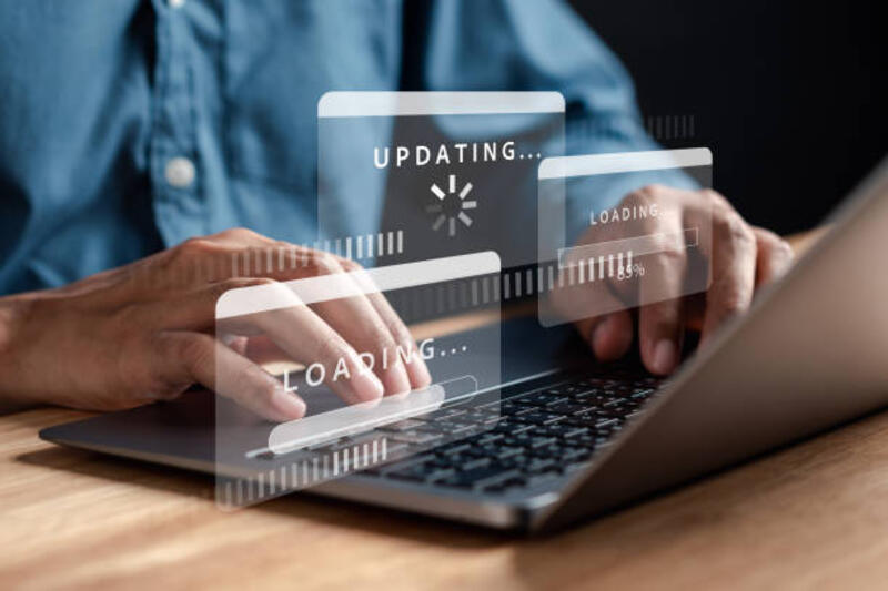 man programmer perbarui sistem perangkat lunak dengan memuat informasi. tingkatkan sistem versi. bisnis teknologi internet dengan menginstal update agar kualitasnya lebih baik. - firmware potret stok, foto, & gambar bebas royalti