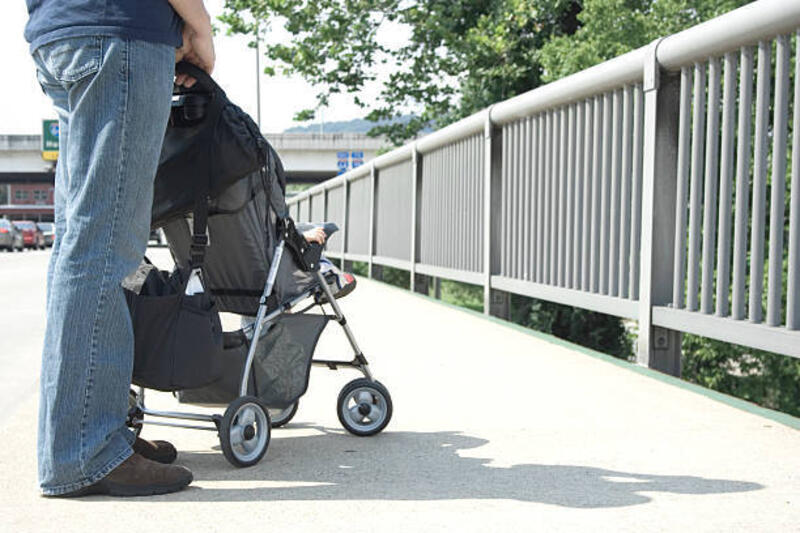 ayah perkotaan - roda stroller bayi potret stok, foto, &amp; gambar bebas royalti