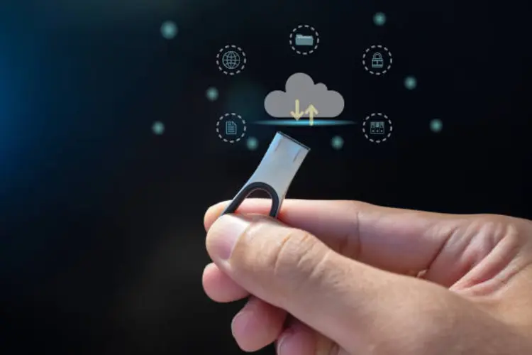Flash Drive vs Cloud Storage, Mana yang Lebih Efektif untuk Laptop dan Komputer?