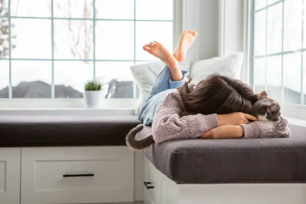 Cara Bikin Sudut Santai di Rumah Pakai Kursi Lipat dan Kursi Malas