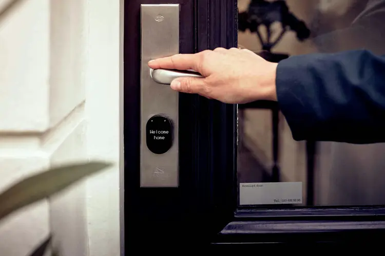 Lupakan Kunci Kuno! Ubah Pintu Kamu Jadi Semewah Pintu Hotel Bintang 5