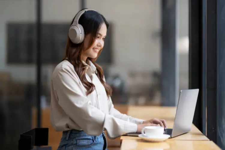 10 Hack Kerja di Kantor Open Space Biar Tetap Fokus