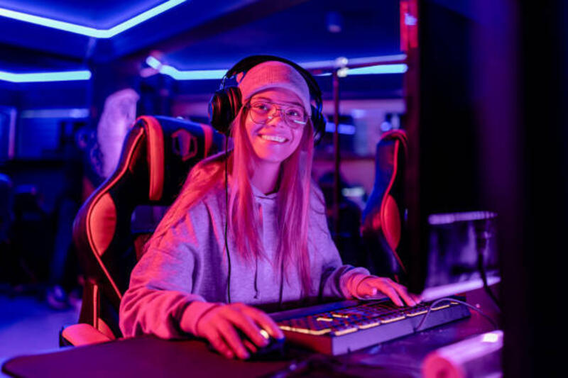 gadis remaja percaya diri di dunia game esports - gaming headphone potret stok, foto, & gambar bebas royalti